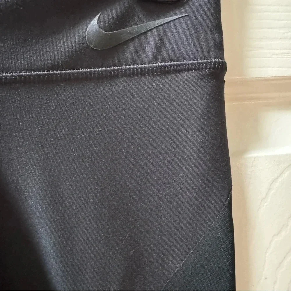 Nike Power Legend 20” Mid Rise Training Capri Leggings Women’s size Small